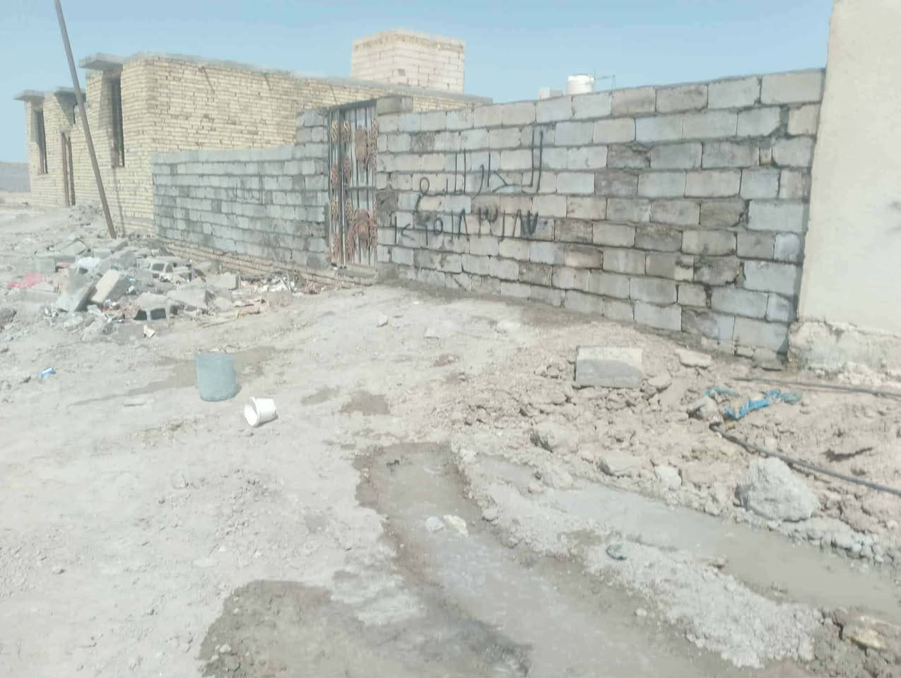 هيكل  بلوك كهربائي حي  جوادين    نزله ثانيه  مساحه 200   عله شارعين سعر 16 وبيه مجال ***********
