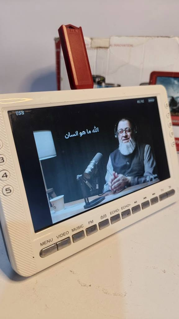 MOBILE TV 🎞
شاشة LCD 
جودتها HD 
تحتوي على راديو 
و TV ومشغل فيديو وموسيقى وعارض صور وقارئ كتب صوتية وتسجيل صوت 
تدعم ال pal و NTSC  
بيها منافذ av in و av out  و منفذ mic ومنفذ USB و TF CARD 
بيها سماعة وتشتغل عالشحن بطارية داخلية 
يجي معاها الكارتون مالها بس تعبان وكيبل شحن وفيش ثلاثية لل AV 
السعر 45 ألف ✨
متوفر توصيل كافة المحافظات


**إذا كنت صاحب هذا الإعلان وتريد حذفه لأي سبب، رجاءا أرسل رسالة إلى الدعم الفني**