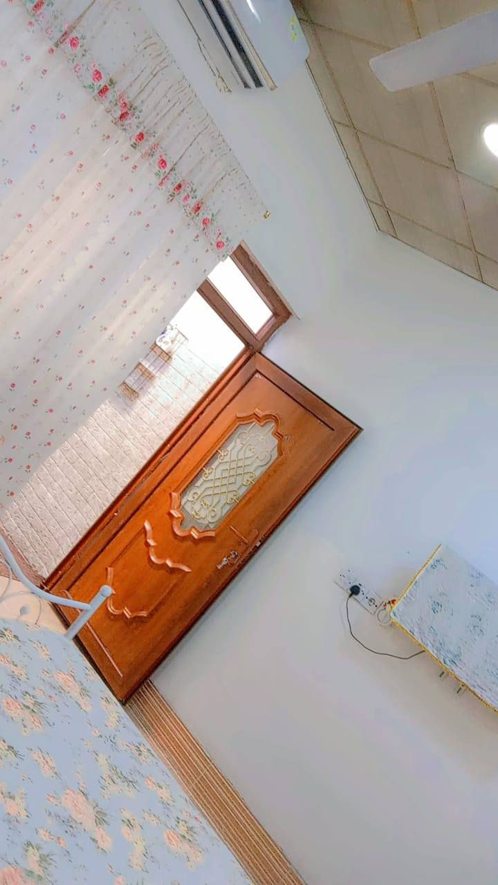 دار للبيع 

دار للبيع فول نظافة
المساحة: 100 متر 
تفاصيل البيت:
• الطابق الأرضي مشيّد وجاهز للسكن

• الطابق الثاني بعد ما مسقوف (بلوت) وقابل للبناء حسب الرغبة
• غرفة نوم
• استقبال
• مطبخ
• صحيات
البيت نظيف وجاهز للسكن
الموقع كلش مميز: كاركوك – حي الأسرة والمفقودين – دور زياد للمقولات السكنيه  قرب صيدلية تولين
السعر: 53 مليون دينار
يوجد مجال

***********

***********
