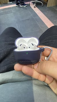 ايربود الجيل الرابع للبيع داخل الضمان غراضهه موجوده كارتونه مكاني الكر...