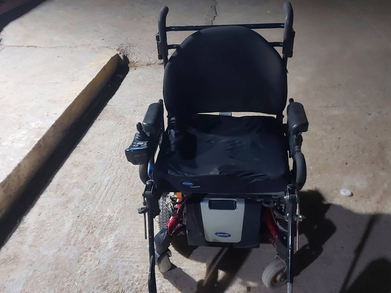 السلام عليكم ورحمة الله وبركاته
كرسي كهربائي لذوي الاحتياجات الخاصه
متانه عاليه جدا نظافه جيدةجدا بطاريات جديده
ملائم مع الشوارع الوعره كرسي واسع ومريح 
والكرسي طبي  لا يعمل تقرحات عند الجلوس الطويل
الشحن يدوم ٥ساعات 
الكرسي تحكم كهربائي ارتفاع ونزول
السعر 500الف
للاستفسار/***********
