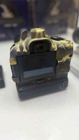 تجي تفحص وتاخذ 
كامرات عدد2 
70 دي كانون
700 دي كانون 
زوم 100:400
عدسة 18:135
شاحنة وبطارية وكرب لل700 
مكاني بغداد حي الامين 
***********
