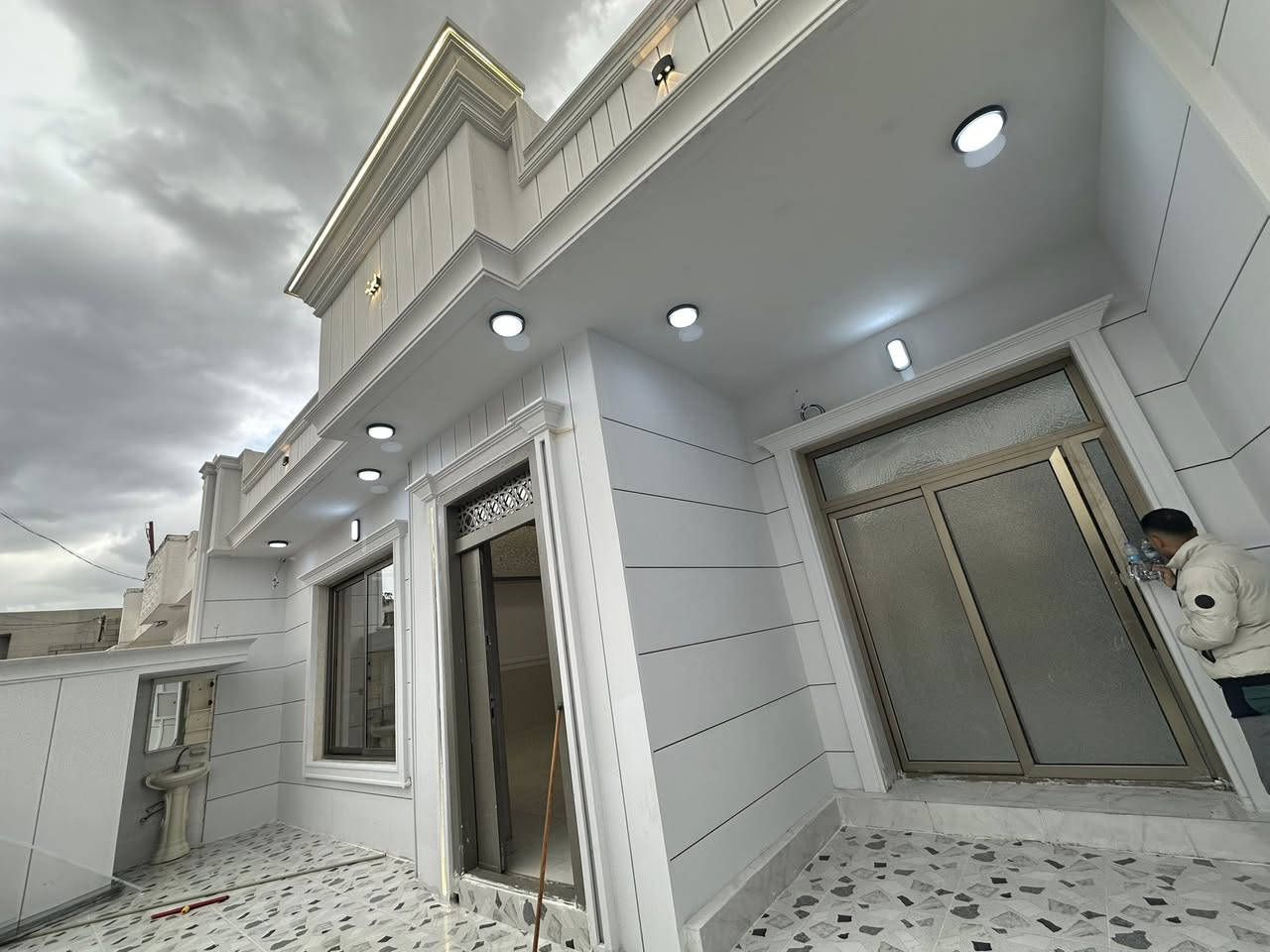 دارلبيع ٢٠٠مترفول مواصفات سقف مغربي فول كاشي كركوك دروازة على طريق سليمانيه فرع أسواق كوباني خلف بيت محافظ البيت بيه غرفتين نوم استقبال مطبخ صحيات كراجي مطبخ حار هول درج داخلي بيتونه غرفه فول خدمات قريب على مدرسة جامع البيت جديد نضيف فول مواصفات ***********
