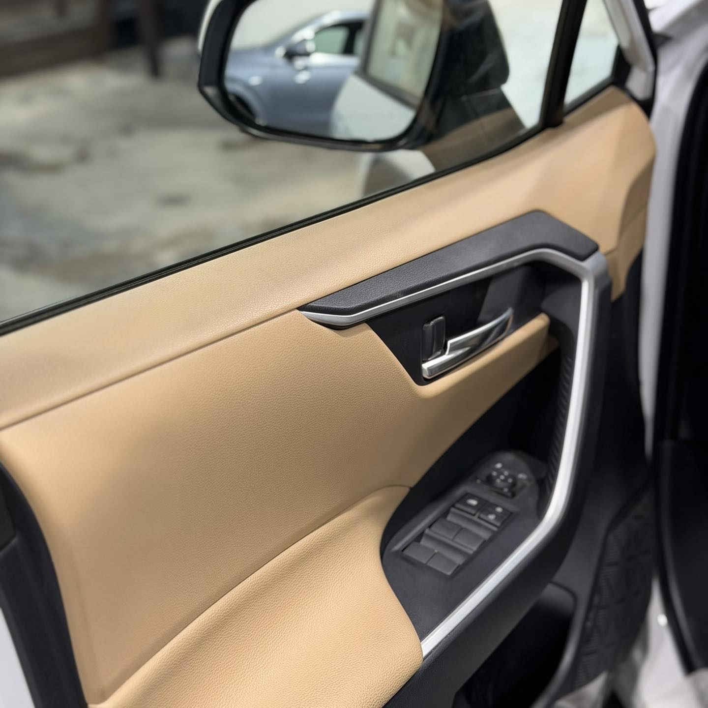 � تويوتا راف فور 2025 – وكالة عبد اللطيف جميل
✨ زيرو /  جديد كلياً
🔹 فتحة سقف بانوراما
🔹 داخلية بيج فاخرة
🔹 تبريد قطعتين لراحة مثالية
🔹 كاميرا خلفية + شاشة وسطية + أنظمة أمان ذكية

🛡️ سيارة عائلية × اقتصادية × عملية بكل التفاصيل

📍 متوفرة الآن لدى شركة علي الشيباني لتجارة السيارات
📞 ***********-***********
📍 بغداد – الكاظمية – جكوك قرب مرور الكاظمية

🚨 جاهزة للتمليك… ومناسبة لكل مشاويرك!
