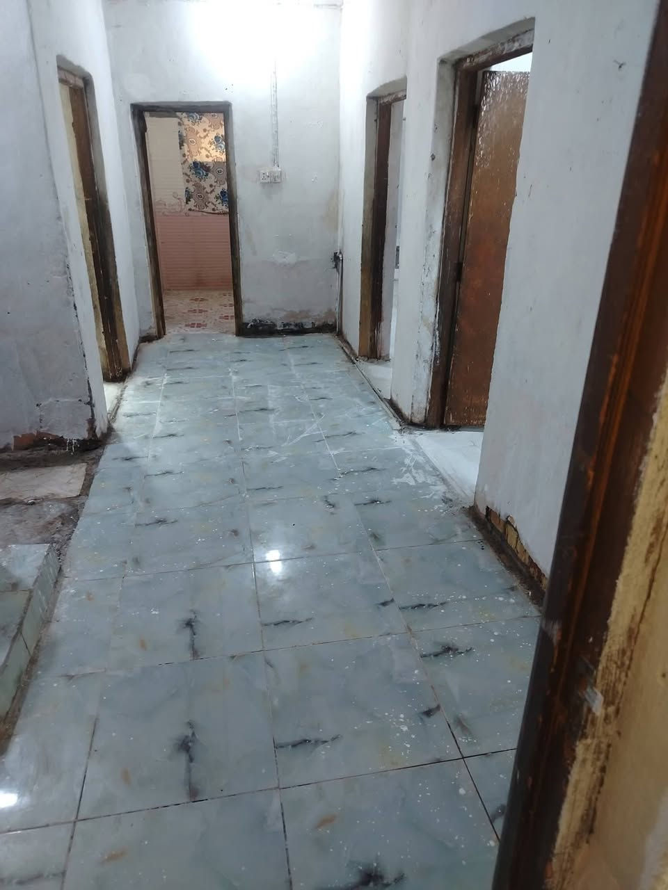 سلام عليكم بيت للايجار في حي التضحيه بيت بناء قديم بس جاهز للسكن غرفتين +استقبال +هول +مطبخ المساحه 200متر 
التواصل مع ***********
