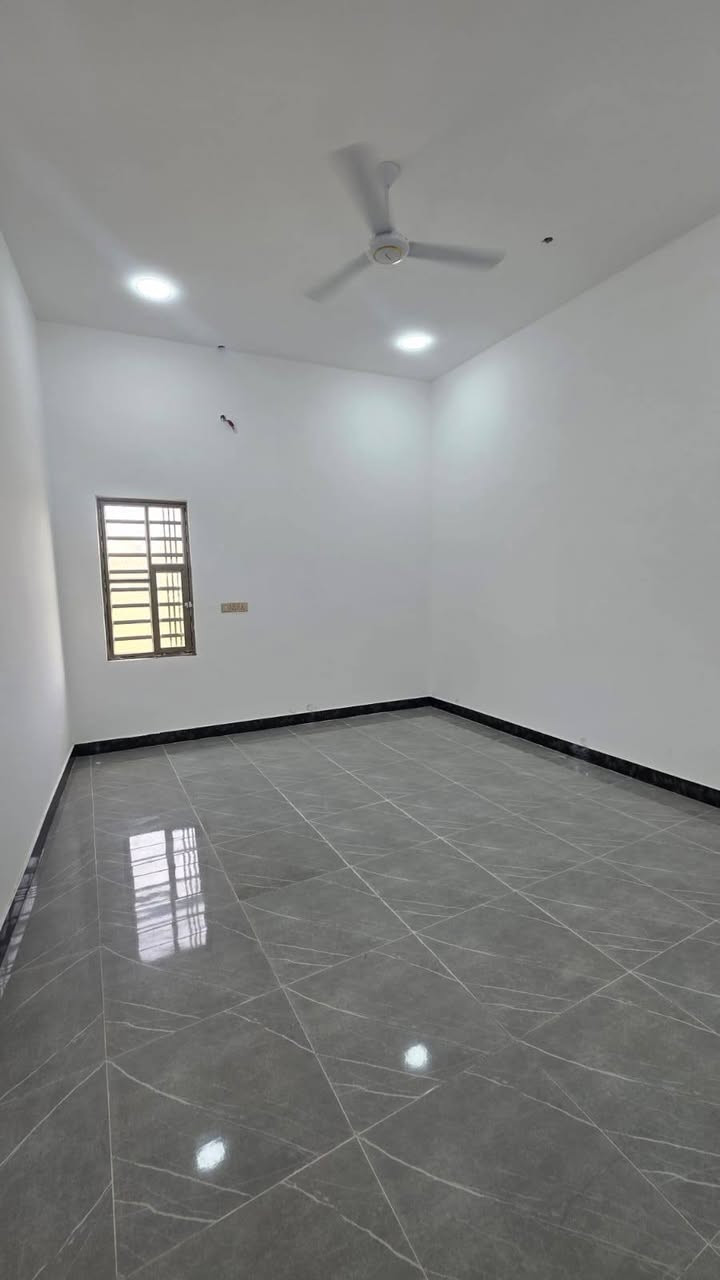 #اسعد_الله_اوقاتكم_بكل_خير⁉️👋🏼
***********
دار سكن للبيع بناء 2026

#المساحه 200متر 

#جنس_العقار :: طابو ملك صرف زراعي باسم عراقي سند 25 

#العنوان :: البصره حمدان موقع راقي

#يحتوي البيت على 2 غرف منام كبار
و ديوان
و مطبخ و صاله
و مناور عدد 2
و صحيات داخلي وخارجي  و كراج سياره
ويحتوي علي حديقه🌲🌲

#البيت جاهز من كلشي تستلم البيت عنده المكاتبه
كامل من مقطوره و كيزر و ماطور
جيب اثاثك و اكعد
و الف عافيه الي ياخذه

جميع الخدمات متوفره ماء كهرباء  
#السعر ((110 مليون وبي مجال 
فارق جاهزة للسكن تستلم بيتك عند المكتبة مباشر 
#للاستفسار الاتصال على الهاتف 📳📞
📳 ***********)📳
