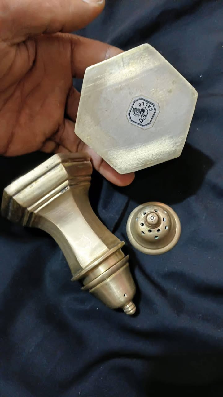 مجموعة فريدة
نحاسيات ماركة 
*
طافية سكائر 
ماركة A G F
صنع أمريكي
 الاربيعينات
قياس 14سم
وزن ثقيل جدا 
عدد1
*
ممالح
ماركة GALLD 
صنع فرنسي
صناعة الخمسينات
وزن ثقيل 
أرتفاع 11سم
عدد2 
*
صينية
قياس 40سم
وزن ثقيل 
*

لاابيع مفرد
للإستفسار مراسلة الصفحة


**إذا كنت صاحب هذا الإعلان وتريد حذفه لأي سبب، رجاءا أرسل رسالة إلى الدعم الفني**