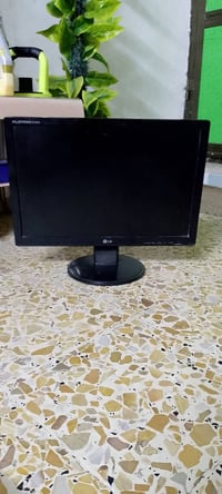 للبيع شاشة LG Flatron 19 بوصة ✅ شغالة 100% ✅ حالة جيدة ✅ مناسبة للكمبي...