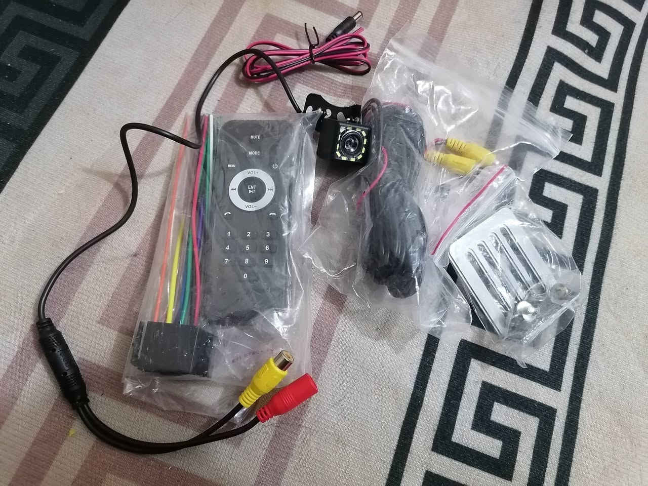 السلام عليكم ورحمة الله وبركاته 
مسجل شاشه لمس طابق واحد جوكر ترهم على كل سيارات تجي وياها كامره خلفيه مع ريمونت تحكم بيه جي بي اس وفلاش ورام بلوتوث بيه شاحنة موبايل بعد بيه هواي مواصفات جديده ما مستعمله سعرهه ( 50 الف ) للاستفسار الاتصال على الرقم ( *********** ) بي واتساب
