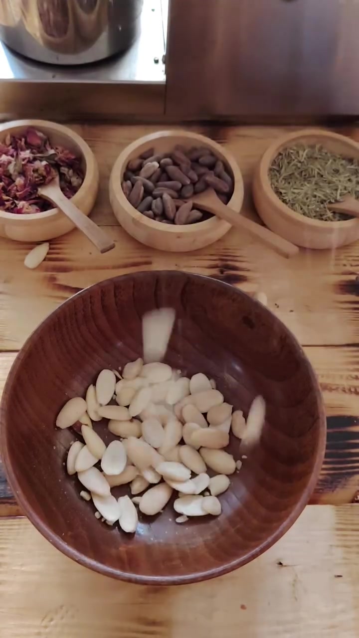 الفراغات ما تحتاج معجزة.. تحتاج "علم ونقاوة" 🧪🌿
​هواية بنات يجربن زيوت للإنبات ويكولن "ما فادنا"، والسبب مو بالزيوت نفسها، السبب بطريقة تصنيعها وتأكسد المواد الفعالة بيها!
​بـ رحيق الطبيعة، تركيبتنا للإنبات مجهزة على أساس علمي بحت:
1️⃣ عصر هيدروليكي على البارد: لزيوت (اللوز الحلو، اليقطين، والجوجوبا) حتى نحافظ على كامل الفيتامينات والأحماض الدهنية بدون ذرة حرارة تخربها.
2️⃣ التعزيز المركز: نضيف للتركيبة زيتنا المُرقد الخاص والمُستخلص بالفخار المليان بنوى التمر و الأعشاب .
3️⃣ التقطير: قطرات مركزة من زيت إكليل الجبل المقطر النقي اللي يشتغل بكفاءة عالية على تحفيز الدورة الدموية بالبصيلات وتثبيط هرمون التساقط.
​النتيجة ؟ زيت نقي، فريش، ريحته طبيعية، ويمتصه الفروة بذكاء بدون ما يسد المسامات.
​✨ حابين تجربوا؟ #عناية_رحيق_الطبيعة #تساقط_الشعر #اكسلبور #العراق #زيوت_طبيعية


**إذا كنت صاحب هذا الإعلان وتريد حذفه لأي سبب، رجاءا أرسل رسالة إلى الدعم الفني**