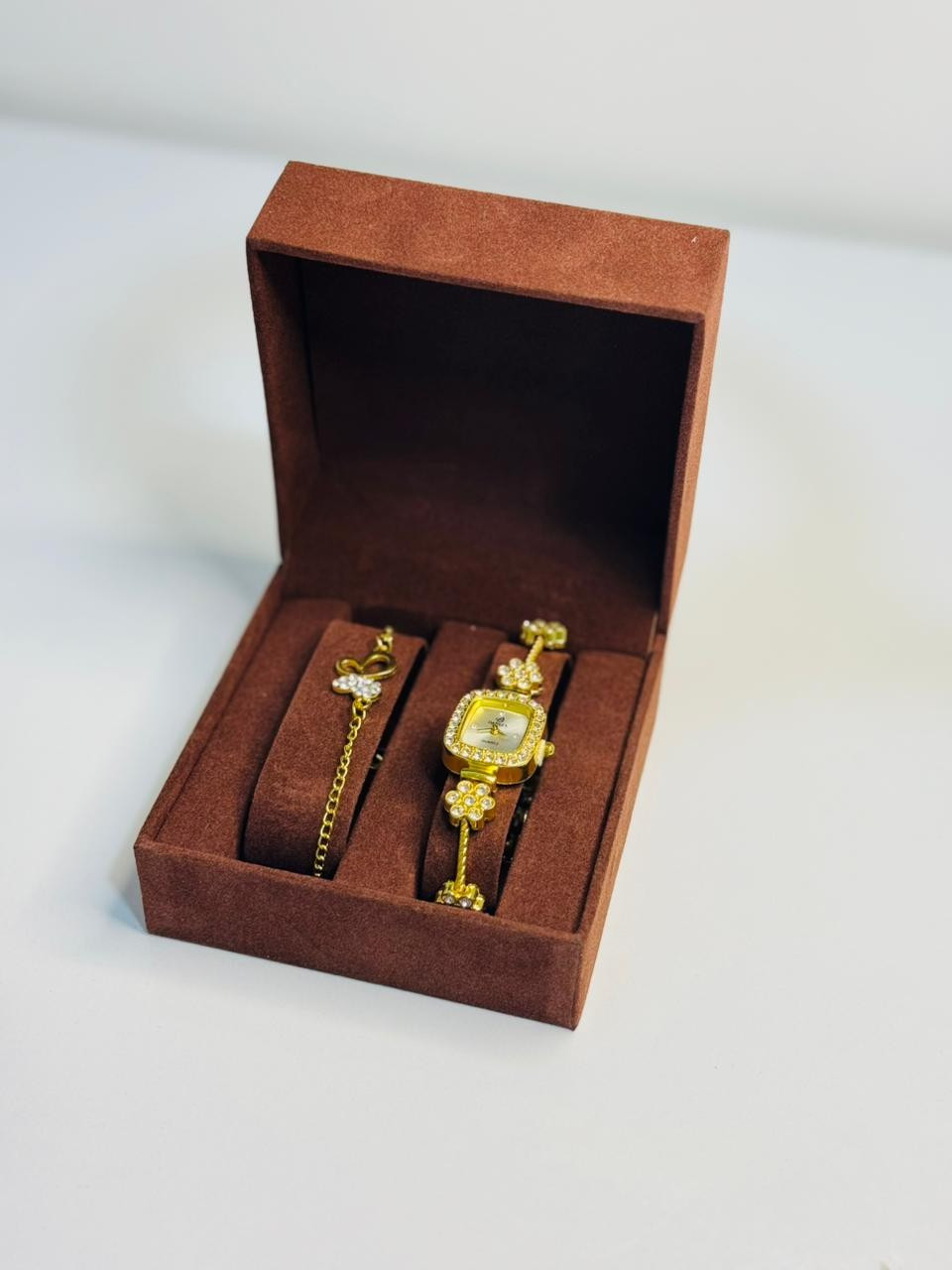 ساعة⌚ يد نسائية أنيقة بلون ذهبي وفضي مصممة. تأتي الساعة مع إسوارة متناسقة بنفس التصميم داخل علبة أنيقة، لتكون خيار مثالي للهدايا والمناسبات الخاصة. (سعر 10ألف))
توصيل مجاني جامعة المثنى.والرميثة


**إذا كنت صاحب هذا الإعلان وتريد حذفه لأي سبب، رجاءا أرسل رسالة إلى الدعم الفني**