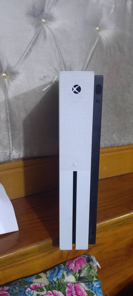 السلام عليكم إكس بوكس وان اس هارد واحد تيره كامل ملحقات جويستك 2 بس الفيشه مال يده الزركه ضايعه ما مفتوح لوك ستيكر بي حساب سيارات فورزه هورايزن 5 بس الحساب ب 50 دولار هديه ويا الكس بوكس سعر 170 مكاني بغداد رقم ***********
