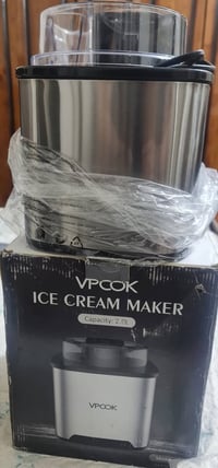 ماكينة آيس كريم • سعة ٢ لتر • تحضير ٤٠-٥٠ دقيقة