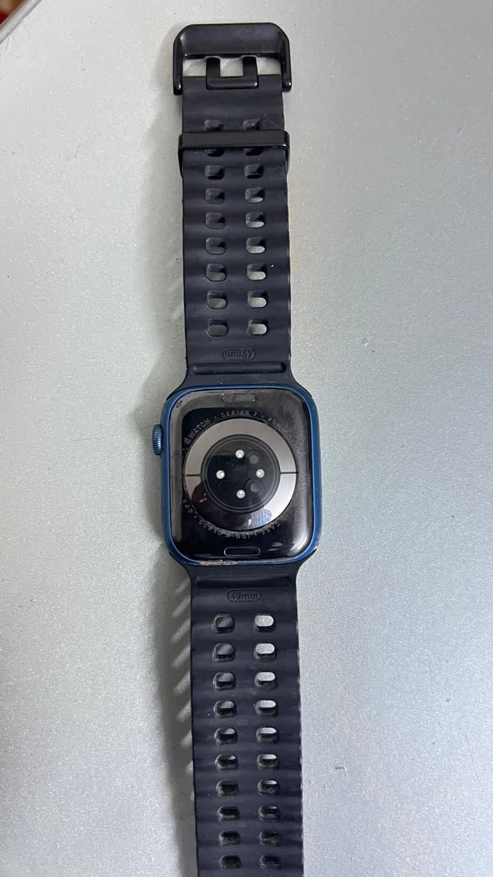 ساعة ابل واتش جيل سابع
حجم 45 
باقي التفاصيل كلها بالصور موجودة 
السعر 250 وبيها مجال 
متواجد فيس واتس 
رقمي *********** 
واكو توصيل
