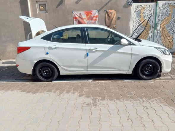 السلام عليكم سياره مديل 15 مكفول عده جاملغ.. امامي ....مكينه1600 وكير .مكفول 
.بسمي سعر ٨٨ بيهه   تصاال على رقمي ***********
