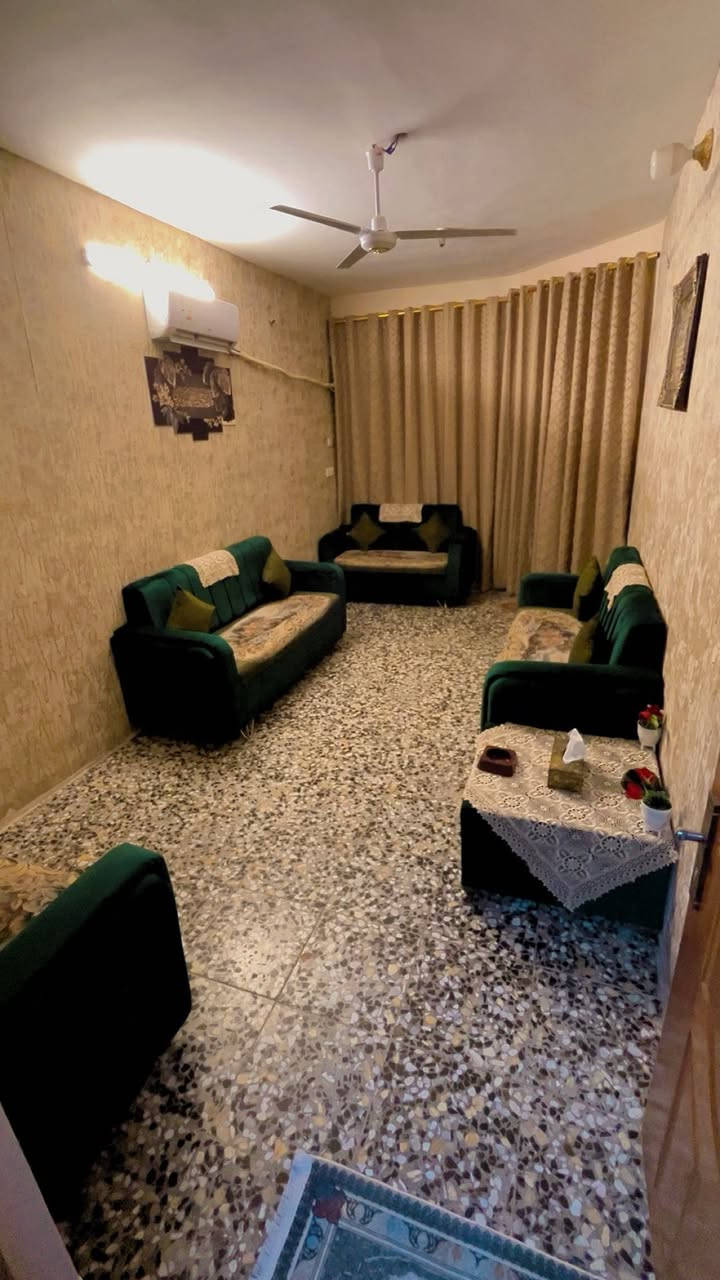 السلام عليكم بيت للبيع في منطقة ابي غريب الشهداء خلف الخط السريع مباشرتاً بينه وبين السريع شارع واحد رئيسي البيت مساحة ١٢٥ متر طابقين يحتوي على صالة وحولي وغرفة نوم ومطبخ وتواليت عدد٢ وحمام عدد واحد ومنور في الطابق الارضي وغرفتين نوم كبار وحمام في الطابق الاول البيت ملبوخ بل الكامل الطابق الارضي كاشي والطابق الثاني سيراميك للتواصل والاستفسار الاتصال على الرقم *********** 
او ***********
