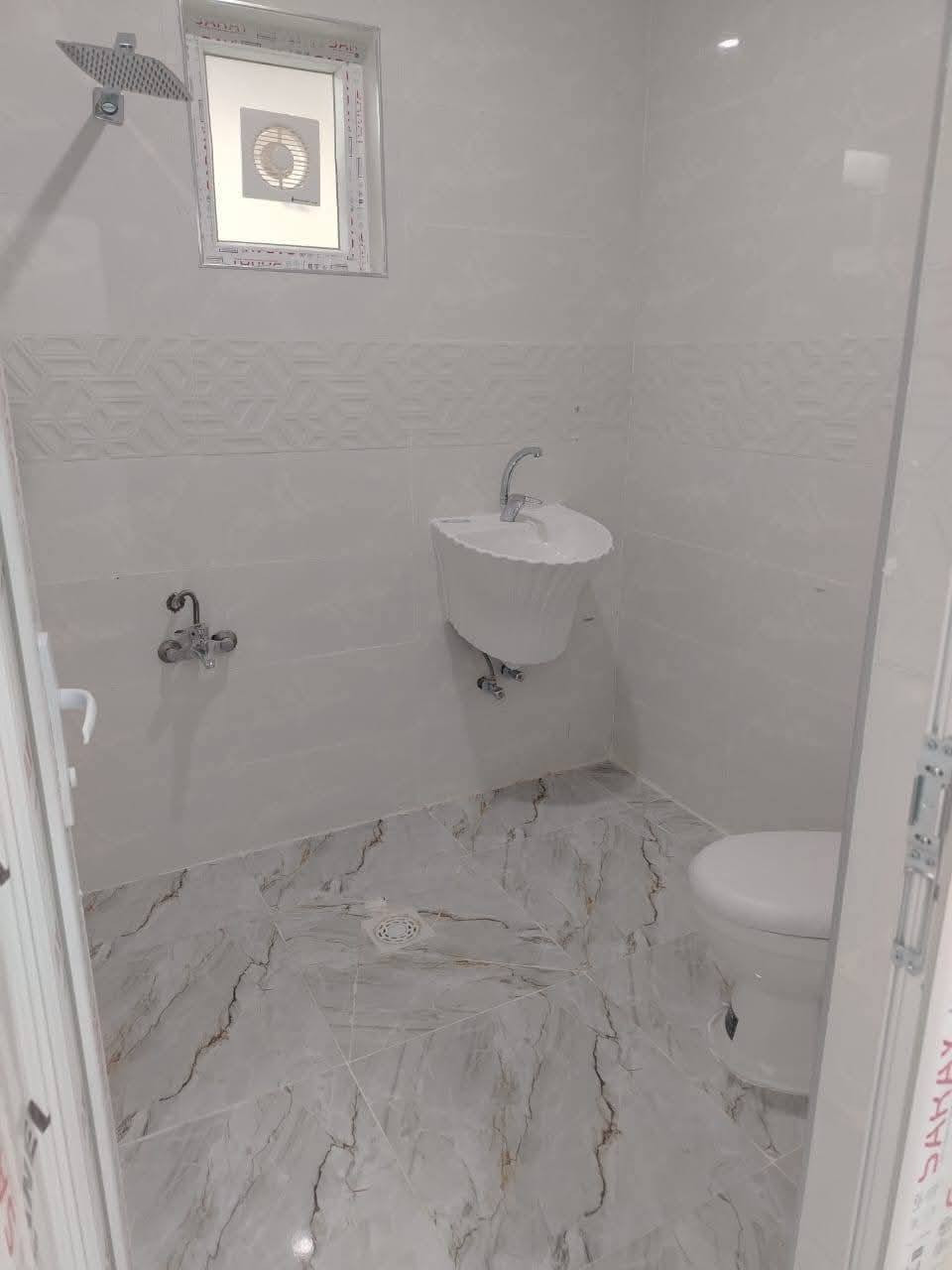 💥💥دار للبيع  طابو صرف طابق واحد مساحه 100متر   
موقع حي العسكري شركة طارق قرب المستوسف

تفاصيل الدار غرفة  نوم وهول ومطبخ واستقبال وصحيات درج خارجي وكراج سيارة
🔥السعر 65

 ***********☎️✅
او مراجعة مكتب القاسمي للعقارفرع2 عنوان المكتب حي العسكري قرب جامع المعراج
