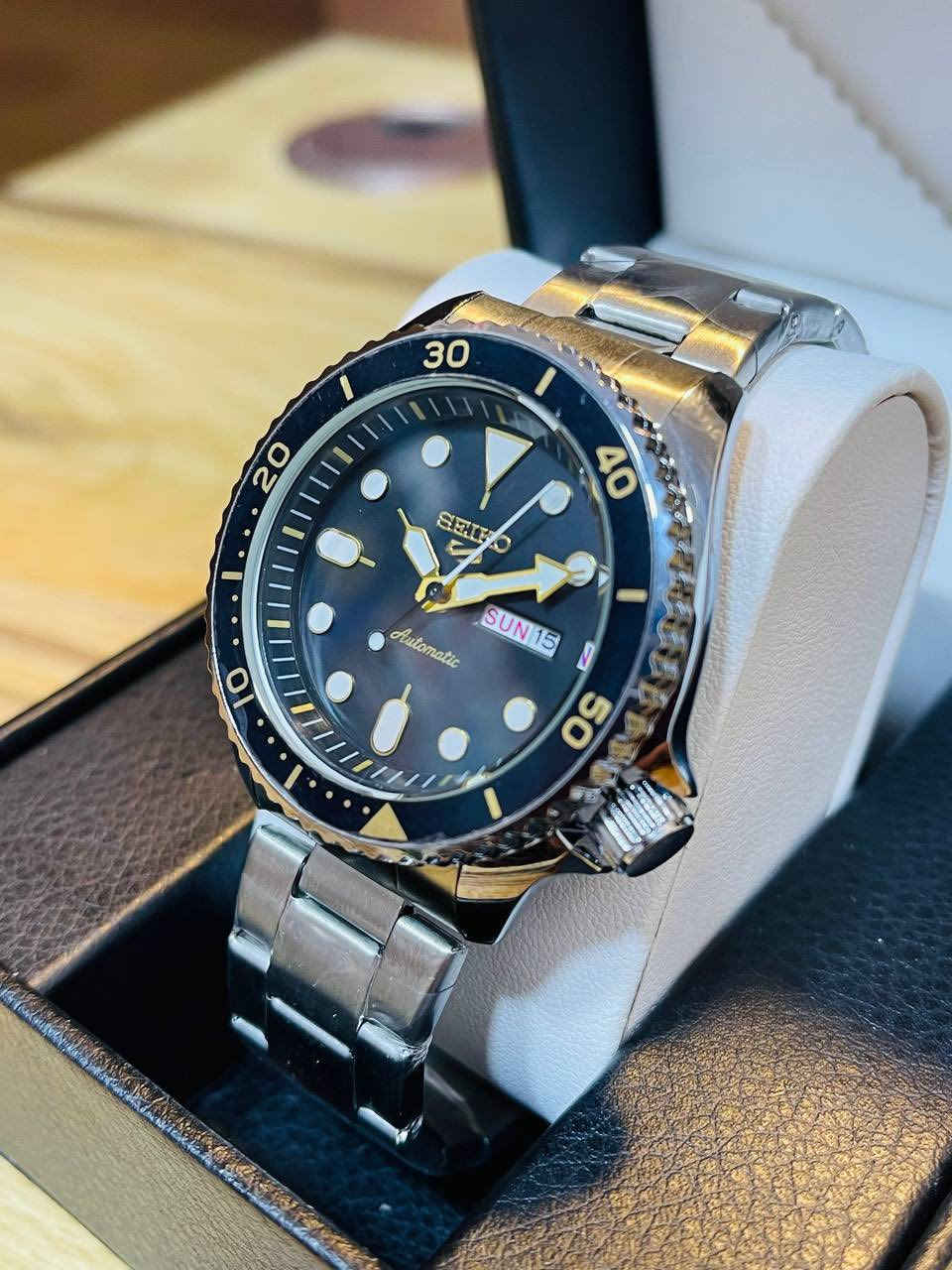 ساعة SEIKO - سيكو ✅
- مكينة كوارتز 
- رينك دولي داوار 
- مينا فحمي مميز 
- زجاج زفير ضد الخدش
- منفذ شهري و يومي 
- هيكل و سير ستانلس ستيل 
- لامينوس قوي بالكامل 
- مقاومة للماء 
- ظهر نقش و ختوم حفر 
- وزن ثقيل 

السعر : 35 ألف مع التوصيل 🚚


**إذا كنت صاحب هذا الإعلان وتريد حذفه لأي سبب، رجاءا أرسل رسالة إلى الدعم الفني**