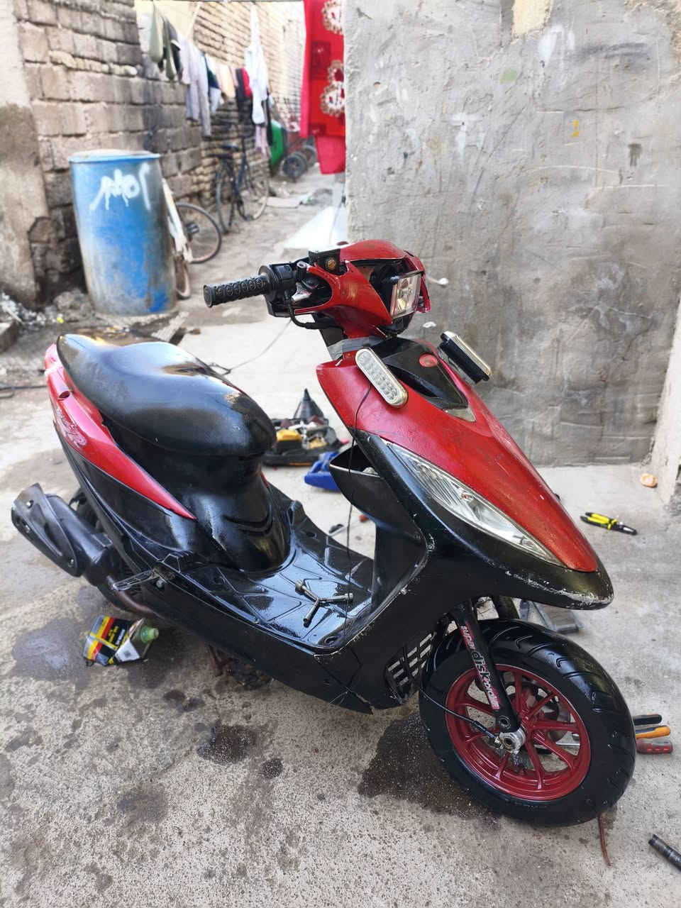 السلام عليكم ورحمة الله وبركاته دراجه ماكس كامكو الدراجه مجفه بس السلف عطلان والهندر عطلان جفته وعطل الهندر وبعد تركته الدراجه مجفته تجفيت حلو اتجيبله هندر وتشتغل الدراجه ابيع كوم حديد أبيش اتفيدك طب راسني على هاذ الرقم *********** موجود واتساب
