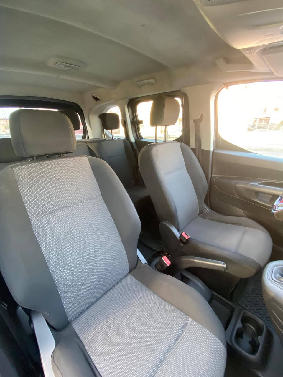 بسم الله توكلنا على الله 
🚗 Citroën Berlingo Diesel
📅 Modèle 2021
📍 Kénitra
✅ Kilométrage : 83.000 km
✅ Climatisation
✅ Régulateur et limiteur de vitesse
✅ Écran tactile
✅ Double porte coulissante
✅ Jamais accidenté
✅ Peinture d’origine
💰 Prix : 165.000 DH
📞 Contact : 0677751222
Voiture propre et bien entretenue, prête à prendre la route. Première main, idéale pour usage personnel ou professionnel.


**إذا كنت صاحب هذا الإعلان وتريد حذفه لأي سبب، رجاءا أرسل رسالة إلى الدعم الفني**