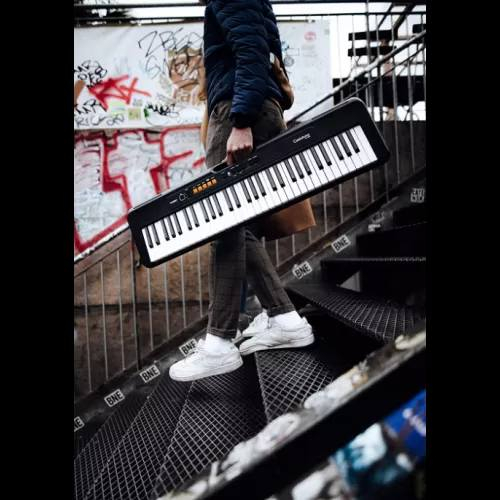 يتميز بـ 61 مفتاحاً بتصميم يشبه البيانو.

يحتوي على 122 نغمة موسيقية و61 إيقاعاً مختلفاً.

تصميمه نحيف وأنيق مع مقبض مدمج لسهولة الحمل.

يمكن تشغيله بواسطة البطاريات لمدة تصل إلى 16 ساعة تقريباً. ***********
