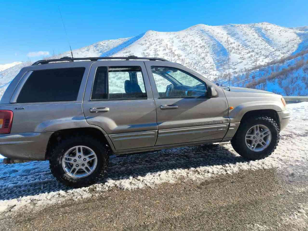 سڵاوی خواتان لێبێ
جێب ۱۹۹۹ ۸ بستۆن فول مواسەفات
ئارمی سلێمانی بە شەرت ۲ پەڵە بۆیاخی هەیە
گێڕ و مەکینە و ئەکسل و دەبڵ ئەکسل بە شەرت
پێش و دوای تازە داگیراوە هەموو گیانی بە شەرت
بایی ٥٥ گەڵایە تۆزێ مەجالیشی تیایە
*********** السليمانية, العراق
