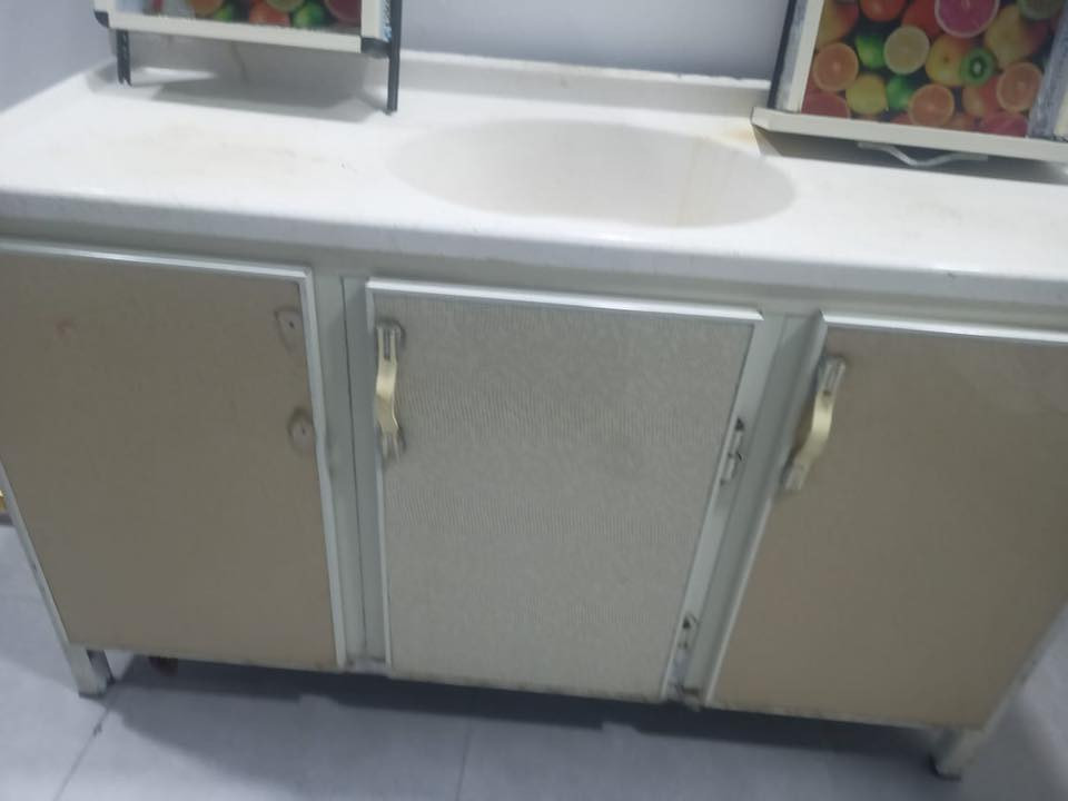 للبيع كاونتر  مترين مع سنك مرمر الكاونتر شغل باب اول مبطن داخله نضافه 80‎%‎    اي  استفسار ع الواتساب  *********** مكان البصره تنومه  يوجد توصيل لجميع مناطق البصره
