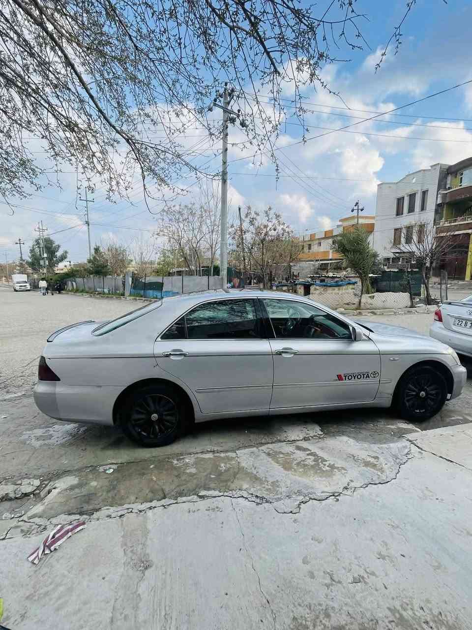 سەرەتا بەناوی خوا
شاینە مۆدێل 2007  
بڕاوەەە بڕاوەە 
گێڕ گەورەی مەکینە بچوک 
بەسمە ڕەساسی 
ناو قەیسی 
دوو دوگمە
سەقفی شوشە  
سەیارەکە تابڵێی جوانە بۆ قوەت و بۆ بەنزین 
٢٥٠ مەسرەفی تیانیە 
ڕۆنی تازە گۆڕاوە 
پاتری تازەیە 
چوار تایەی تازەی لە ژێرا 
نوقسانیو گەڵایە ببڕە  
سعری 44 مەعمەلەیە برایانە 
شوێن چەمچەماڵ 
***********
