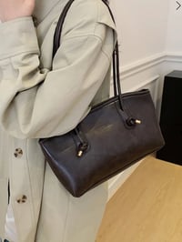 👜 حقيبة جلد لون قهوائي مع محفظة صغيرة ✨   تأتي مع محفظة صغيرة يمكن وضع...