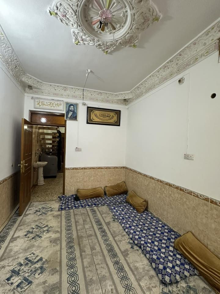 السلام عليكم
بيت 100 متر طابق ونص 

طابو صرف 

الطابق الأرضي غرفة وصالة ومطبخ واستقبال 
طارمة خارجية وحمام خارجي صب كونكريت اساس وسقف

وحمام ومكشوفة 

الطابق الثاني غرفة وحمام

حي العسكري خلف شارع الزيتون ( شارع البسيس)شارع التبليط  التبليط مقابل قرية الغدير

بيع مباشر من صاحب الدار 

***********
