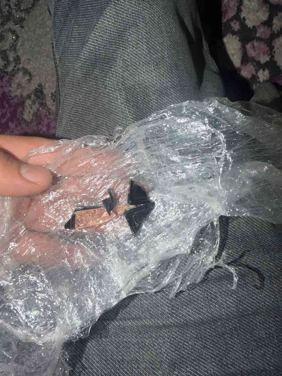 السلام عليكم
*مسطرة خلفية كراون خلفيه 23-26 
تفصيخ امريكي بيها ضرر بسيط موضح بالصور واغلب قطعها المكسوره وياها 
* علامة خلفيه كامله مع القاعدة 
***********
