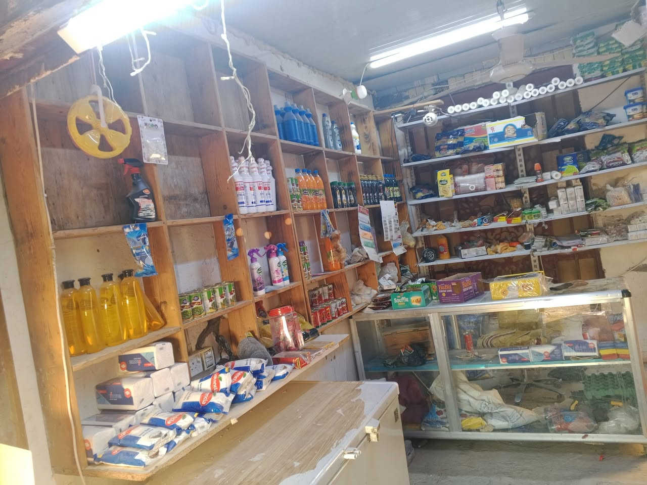 سلام عليكم محل للبيع يحتوي المحل رفوف خشب عدد 2 ورفوف حديد وبرادات 2 ومجمده عدد 1 وغراض وعاراضت اجباس عدد 3 وميز جام عدد1 وشراي يجي خاص


**إذا كنت صاحب هذا الإعلان وتريد حذفه لأي سبب، رجاءا أرسل رسالة إلى الدعم الفني**