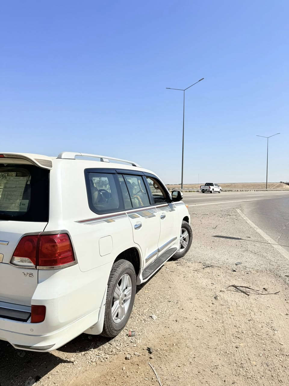 سلام عليكم للبيع لاندكروز 2012ساز فول واحد علا واحد محرك 6 سلندر فتحه بصمه تحكم جهتين وباقي المواصفات معروفه السياره مابيها اي نقص رقم بغداد بسمي  لاستفسار/***********
