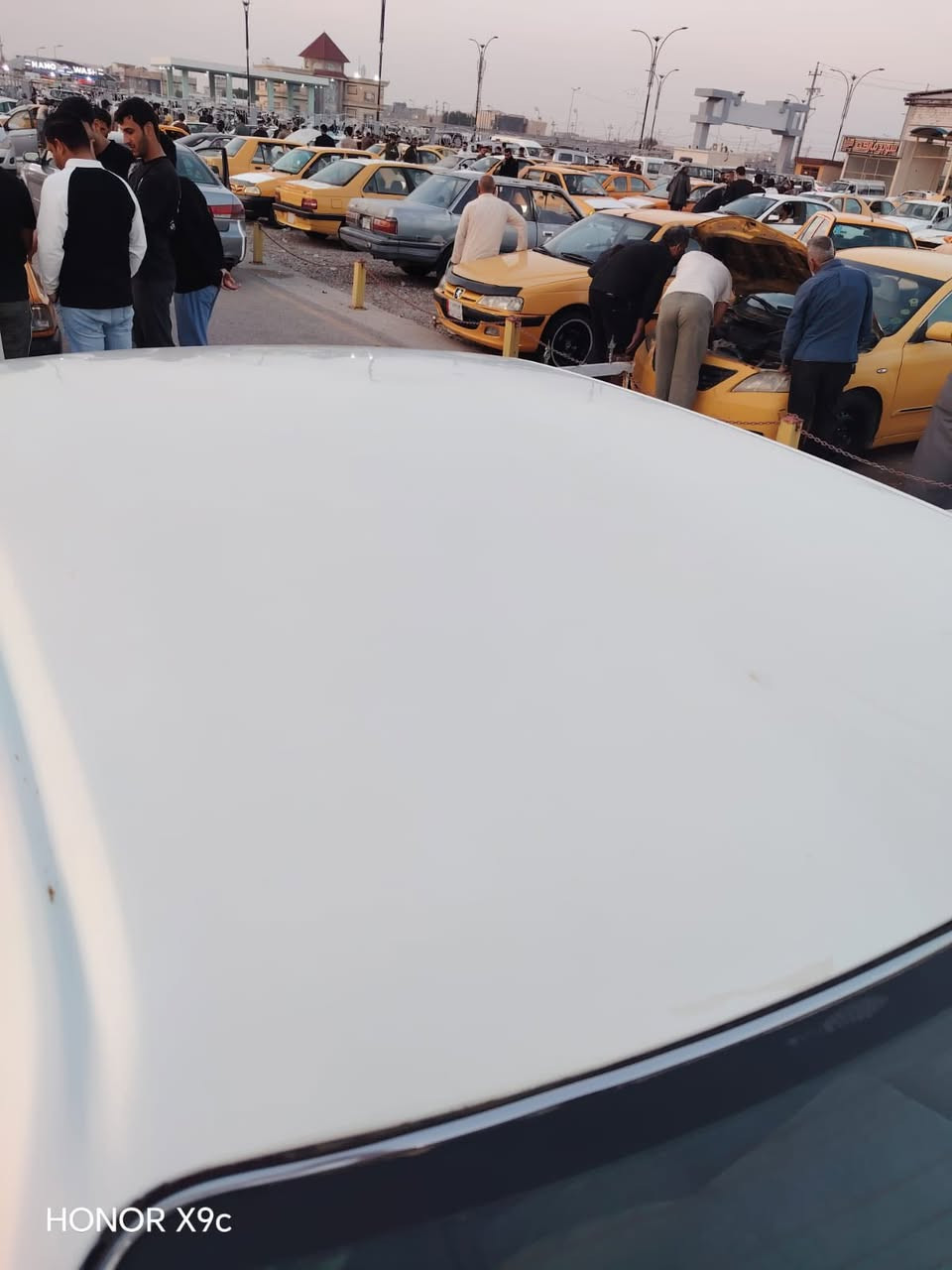 راس الثور بيها ضربه بالمدكر الخلفي مبدله باليابان مكينه 2500 فيفيتي فيشه وحده سياره حلوه عوزها ترتيب بسيط رقم بصره راعيها بالبصره يريد تحويل سنويه ساقطه 18  هاي تفاصيلهاسعرها  70 وبيها مجال  ابو 60 اعبر المنشور  مكاني حيانيه ***********
