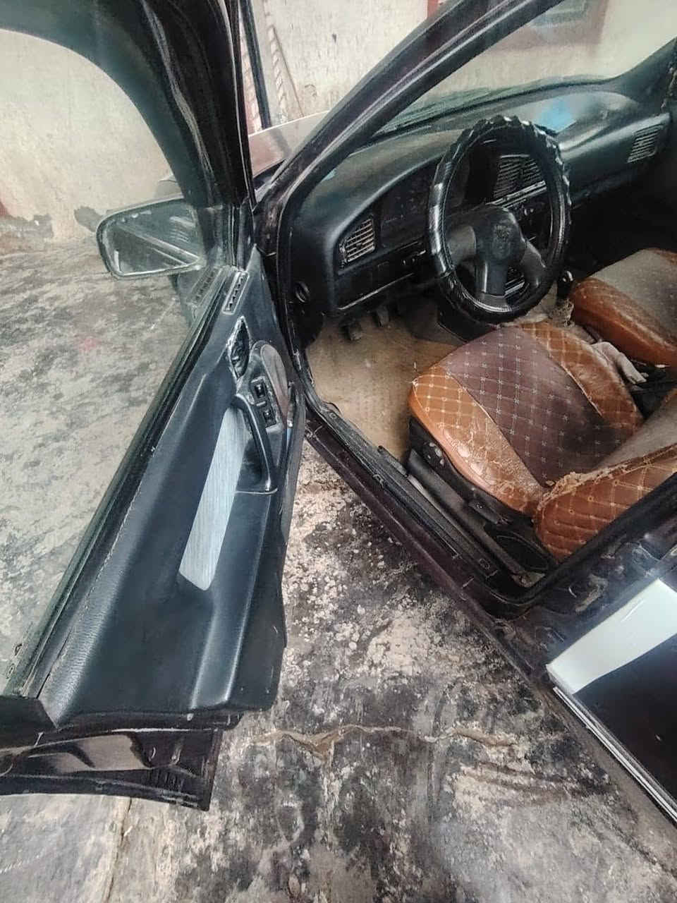 سلام عليكم من رخصه ابو الكروب المحترم هونده الانترا موديل 94رقم ديالى بسمي سنويه منتهيه صار سنه السياره جاهزة كير محرك فول تخم تاير صدر كهربايات فول لايت عالي ناصي بك لايت مسجل اربع سماعات كله فول السياره مصبوغه عام بدون ضربه او شي ع ايدي صبغتها السعر 28وبيها مجال اتصل وبيك خير ودلل *********** مكان السياره صلاح الدين بلد قضاء الضلوعيه واذ اكو مراوس ب سيفيا اوتماتيك او كير عادي اراوس
