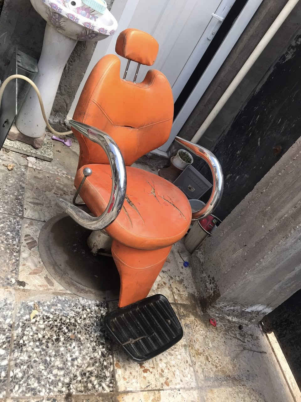 غراض صالون للبيع 
كرسي دوار 
ومرايات عدد 2 كبار


**إذا كنت صاحب هذا الإعلان وتريد حذفه لأي سبب، رجاءا أرسل رسالة إلى الدعم الفني**