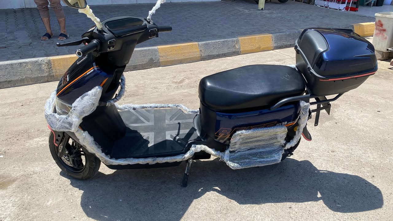 سلام عليكم
مطور للبيع 

هذا هو سكوتر BETA 996 الكهربائي المنتشر في الأسواق

موصفاته     .
* البطارية: 72 فولت 20–32 أمبير (حسب الفئة، رصاص أو ليثيوم).
* السرعة القصوى: 60–75 كم/ساعة.
* المدى: 60–100 كم للشحنة (بحسب نوع البطارية والقيادة).
* الفرامل: أقراص أمامية وخلفية.
* العجلات: 12 بوصة.
* الإضاءة: LED أمامية وخلفية.
* التجهيزات: شاشة رقمية، ريموت وإنذار، تشغيل صندوق خلفي نضافه عاليه جداً 100%

السعر 890وبي مجال 

تواصل مع صاحب هذا الرقم***********
