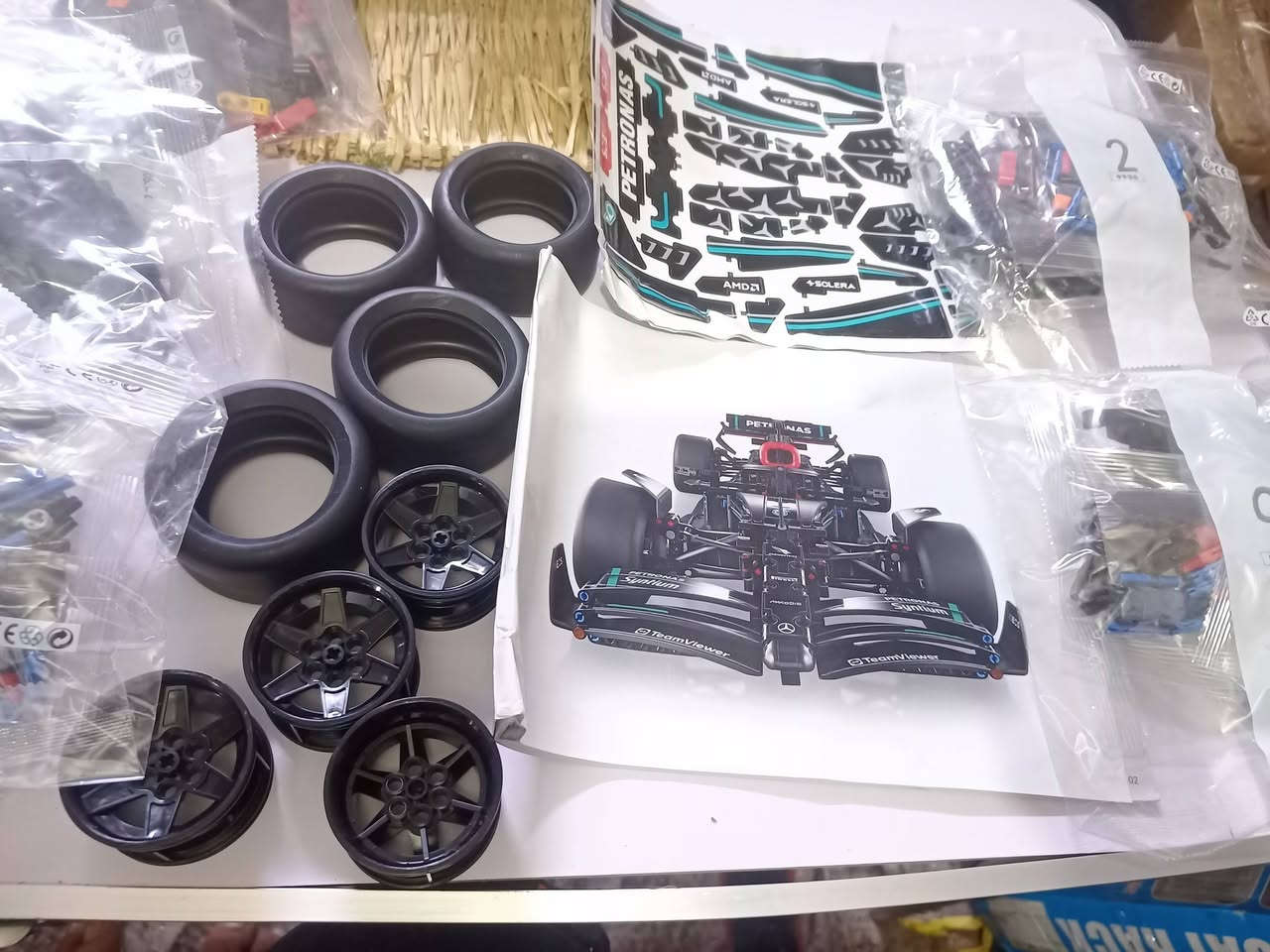 هذا المنتج هو مجموعة بناء LEGO Technic Mercedes-AMG F1 W14 E Performance. 
النوع: لعبة سيارة سباق قابلة للتركيب.
المميزات: تحتوي على خاصية السحب للخلف (pull-back) لتنطلق السيارة بسرعة.
التفاصيل: تتضمن ملصقات تفصيلية تحاكي سيارة السباق الحقيقية.
التصميم: تصميم دقيق مستوحى من سيارة مرسيدس-آي إم جي فورمولا 1 الحقيقية
حجم التاير 8/4
شي روعه
السعر 30 الف مع توصيل


**إذا كنت صاحب هذا الإعلان وتريد حذفه لأي سبب، رجاءا أرسل رسالة إلى الدعم الفني**