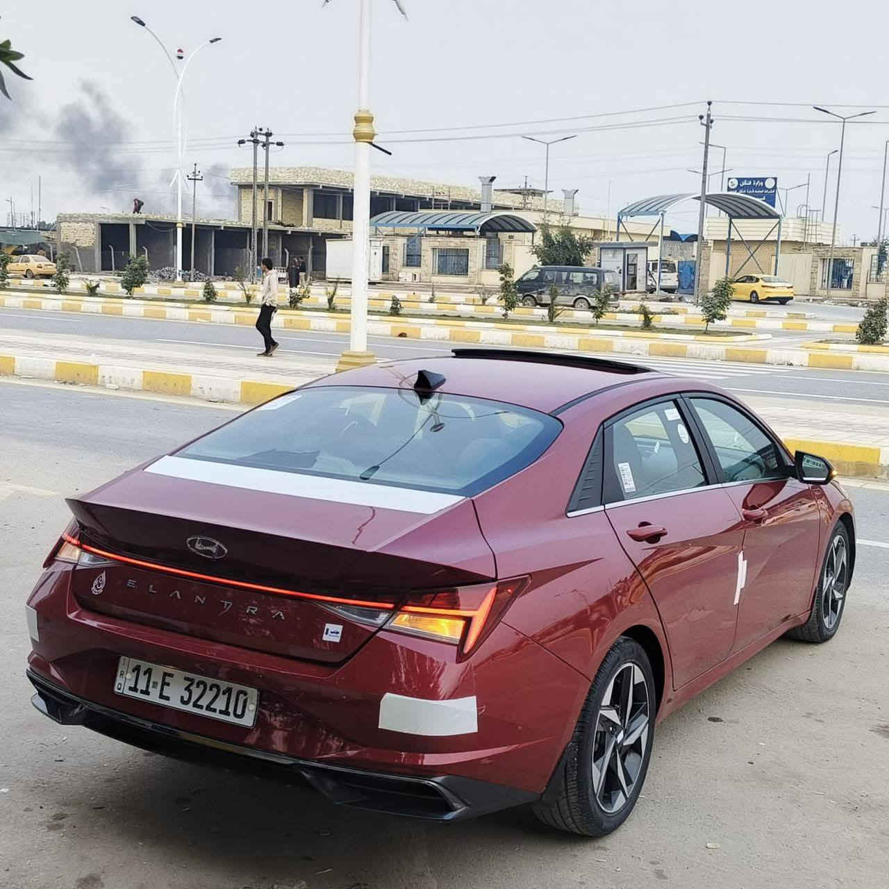 لسلام عليكم النترا موديل 2022 وراد امريكي حره رقم  بغداد الدولي ضرر تبديل باب خلفي وصبغ جاملغ فول1/1 لمتدد 
فتحه سقف
بصمه تشغيل + دخول ذكي + صندوق
شاشه ديجيتل + كامره 
رادار امامي + خلفي + جانبي + توقف ذاتي
اضاءه خلفيه LED + لد نهاري + اضاءه ترحيب
ويل كروم
اشاير بلمري
دمام امامي خلفي 
محرك 2000 دوش كير 6 نمر AT 
السياره جديده وجاهزه من جميع النواحي 
العنوان الناصريه مركز المدينه
الموبايل 📱 ***********
السعر 134
