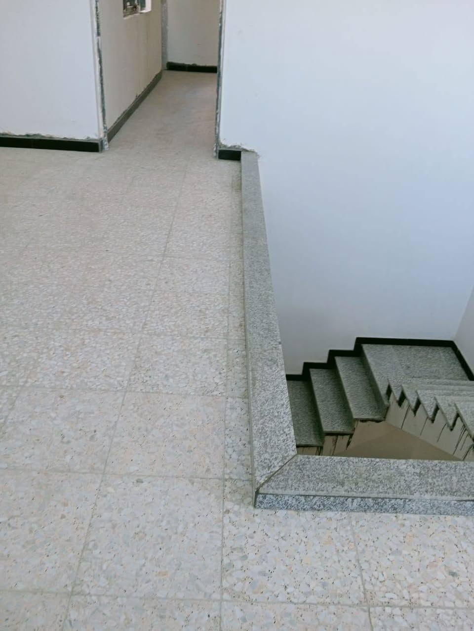 خلفه سرميك وكاشي ومرمر برسلين ودرج شغال درجه اوله متفرغ في بغداد ***********
