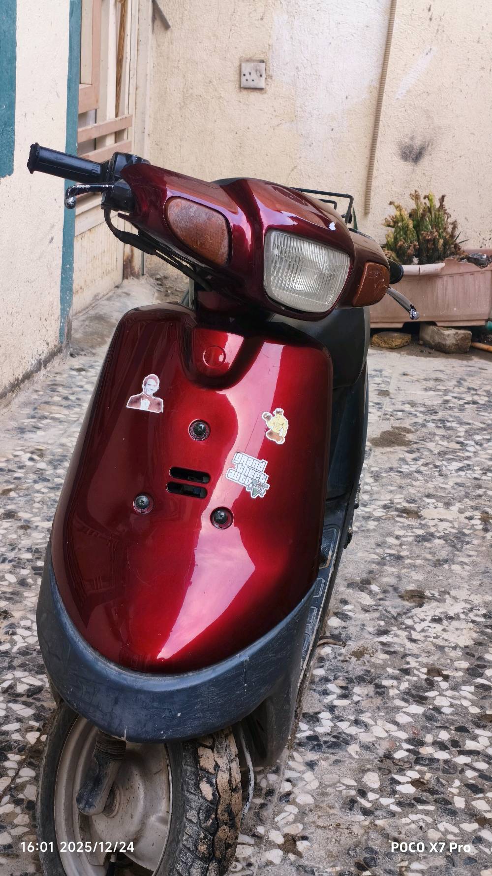 السلام عليكم...  الدراجه موديل 2003....  شاصي شخط مابي .....  الدراجه امانت الله تاخذها وتنسه المصلح....  لايت امامي....  بك لايت خلفي...  اشاير يمنى يرسا....  نكره سلف تشتغل بل7الصبح....  الكفرات شخط مابيهن....  الصالنصه بلادي...  مكينه ناعمه.... السرعه الحقيقيه 55 شلعه ومعدل....  النواقص الي بيها..  قبق حمايه مال دبه الدهن. دكمه هورن و. الماشه بيها عوج بصيطط جداً يصلح واذا تريد اوكعلك من فلوسهن..كربلاءالمقدسة.الحرالصغير ***********   