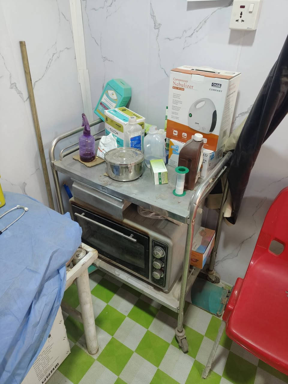 غراض واجهزة عيادة للبيع
7 كراسي
ميز أدوات 
ميز مكتب 
كرسي مكتب 
سدية عدد 2
مروحة جدارية 
جام خانه 
بردات عدد2 
واجهزة عيادة 
***********
