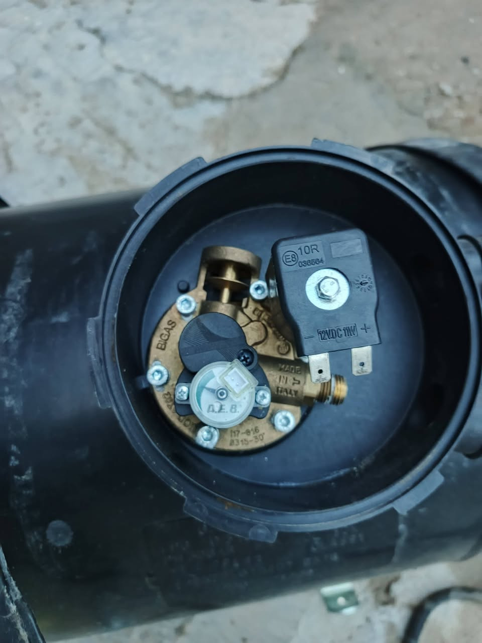 سلام عليكم شباب عندي منضومه غاز 4سلندر كامله شغاله وموجود كرت الاصفر  ليريدهه عنواني بغداد سبع قصور  السعر خاص***********
