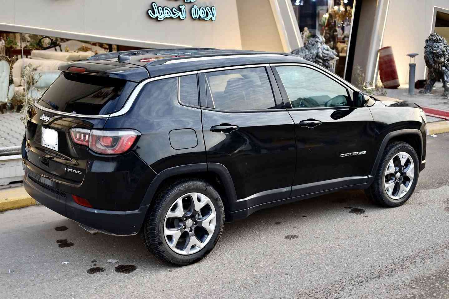 السلام عليكم
للبيع جيب كومباس 2019 
مواصفات ليمتد
السياره فول مواصفات
بصمه 
كشنات جلد
3 وضعيات قياده
شاشه كبيره
السياره بيها قطعتين صبغ
وشبر بالجاملغ الوره عكس السايق
ماشيه 92 الف  وقابل للزيادة 
بأسمي السياره مشروع وطني تحويل ثاني يوم
السعر 134 وبيها مجال بسيط
رقمي ***********
مكان السياره نجف
صور الحادث مرفقه مع الصور
ورقم الشاصي راسلني خاص وتدلل
