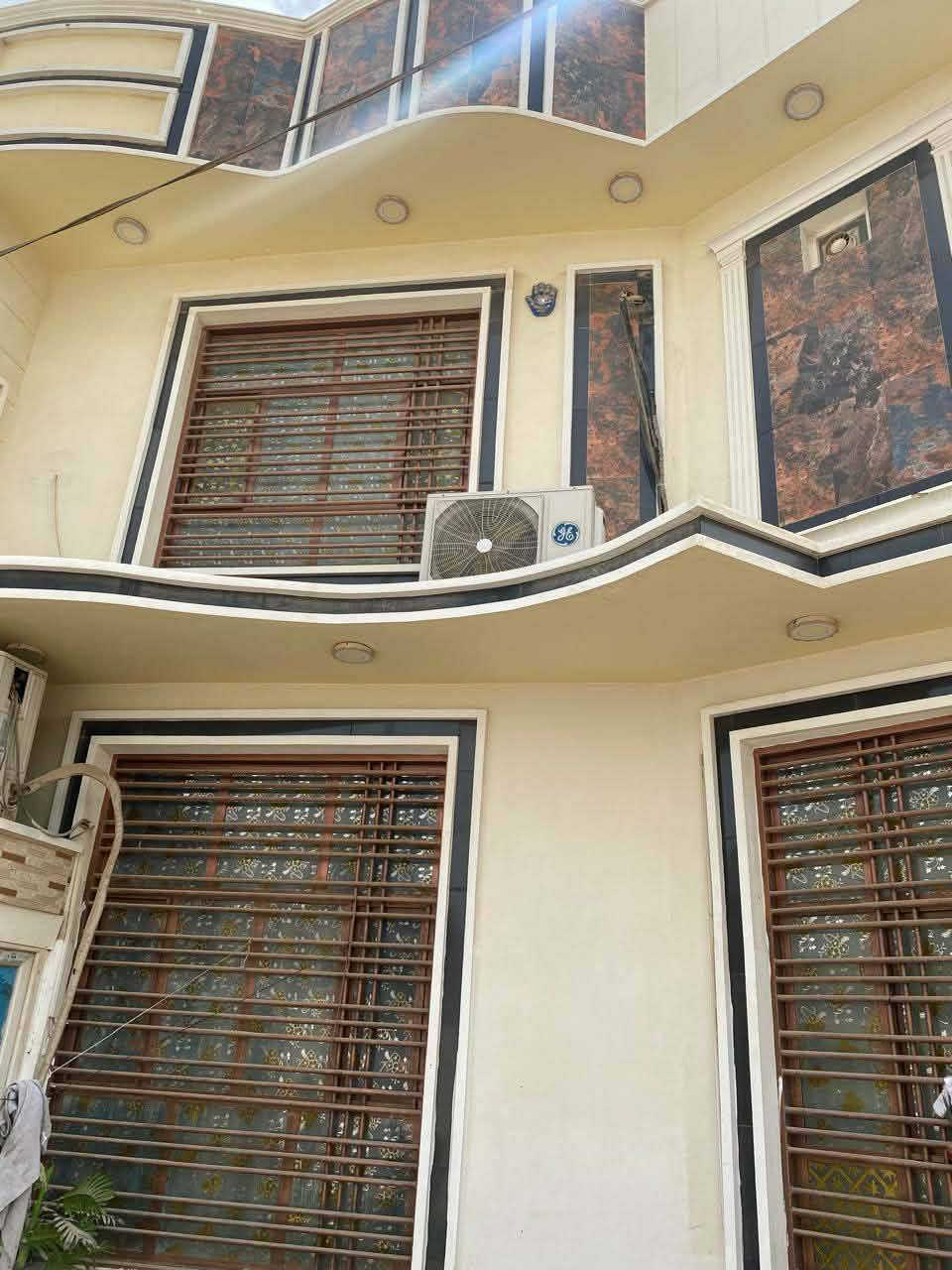 دار سكن للبيع  ديوانيه التقية الثالثة قرب الشارع العام
قرب مطعم بغداد
طابـــو صــــرف
ــــــــــــــــــــــــــــــــــــــــ
المساحة 224م
طابقين مسلح بناء 2018
يقع على شارع 15 م
طابق الأول 🌆  غرفه نظام سويت غرفه عادي واستقبال وصاله ومطبخ مجمع صحيات داخلية وخارجية وكراج 
طابق الثاني🌆 غرفه نظام سويت وغرفه عادي وصاله مجمع صحيات 
ـــــــــــــــــــــــــــــــــــــــ للاستفسار اكثر اتصل عالرقم بي واتساب***********
