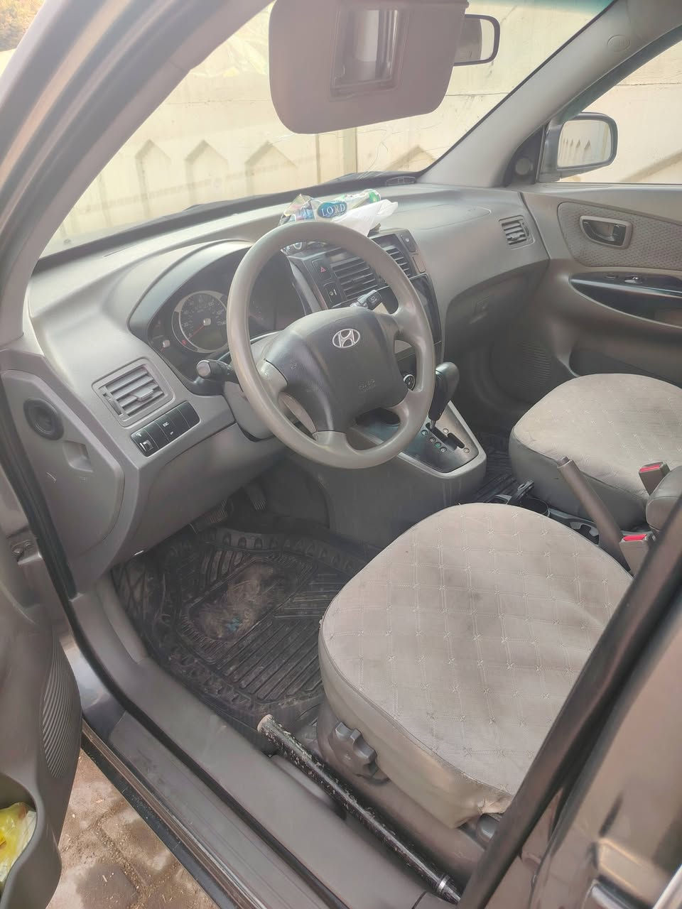 سلام عليكم توسان موديل ٢٠٠٩ امريكي ليبل واحد حادث خلفي جاملغ عكس السائق وشويه بالجنطه رقم بغداد نكليزي حلوه بلاد بس جراد بدون حادث بس حادث امريكي مكينه ٢٠٠٠ تخم تاير تخم ويل تبريد بيها نواقص بسيطه مكان السياره بغداد الدورة السعر ٨٨ بيها مجال بسيط هذا رقم تلفون *********** السيارة مصبوغة بسبب جارده القماره بدون صبغ  قطع واحده تبديل قبق جنطه والقديم موجود
