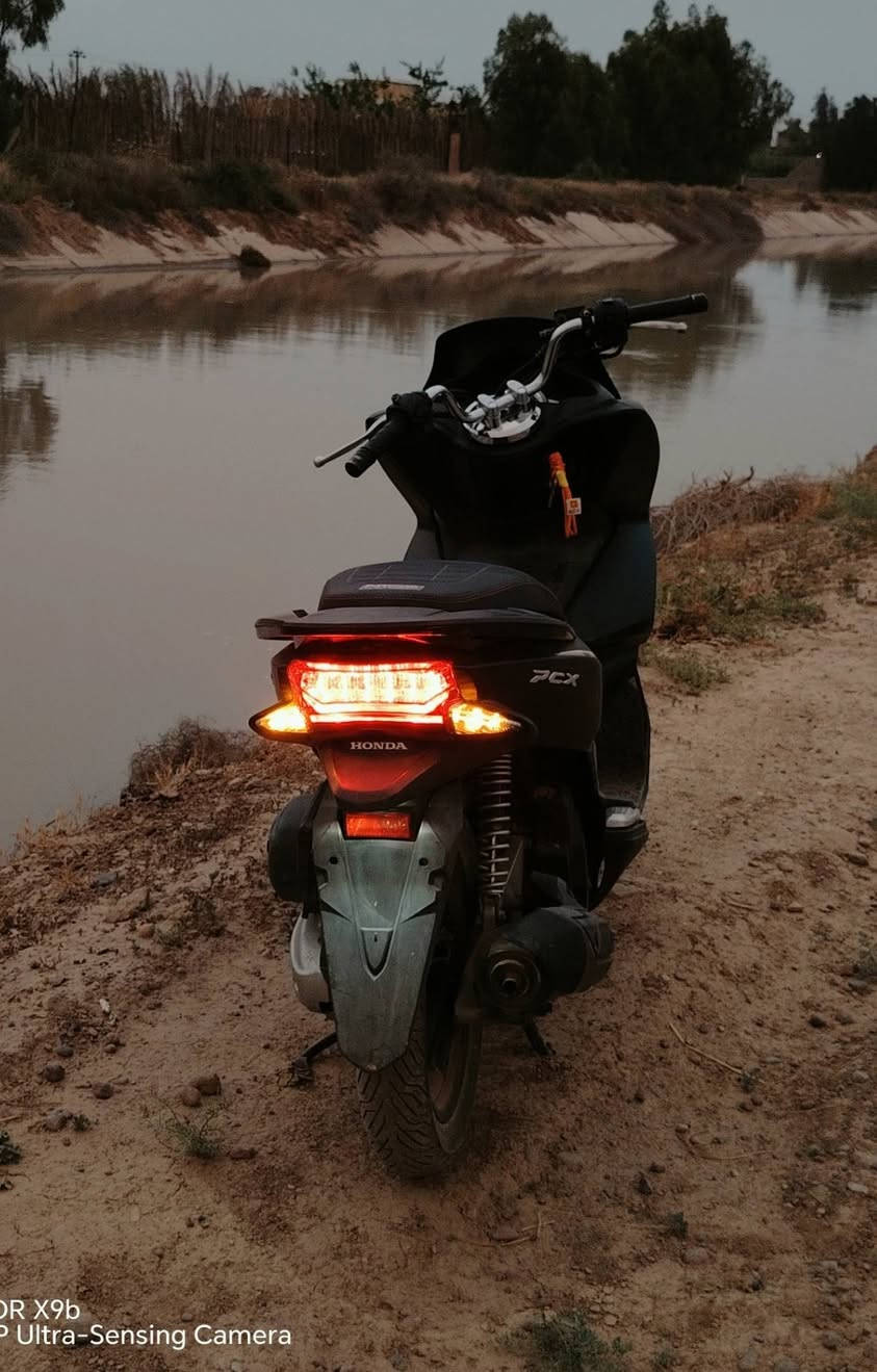 السلام عليكم pcx جيل ثاني ياباني مكينه ١٥٠ للبيع مكفوله كافله عامه حساسات كلها شغاله منزلها من الرمبه مامفتوحه بلاديه كهربائيات كلها شغاله ماشيه ١٠٥ عله ايدي نزلتها ب١٤ ورقه دراجه زلغ مابيها شلعه ومعدل رايدها ب ١٩٠٠. بيها مجال بسيط مكاني صلاح الدين الدجيل وهاذ رقمي ***********
