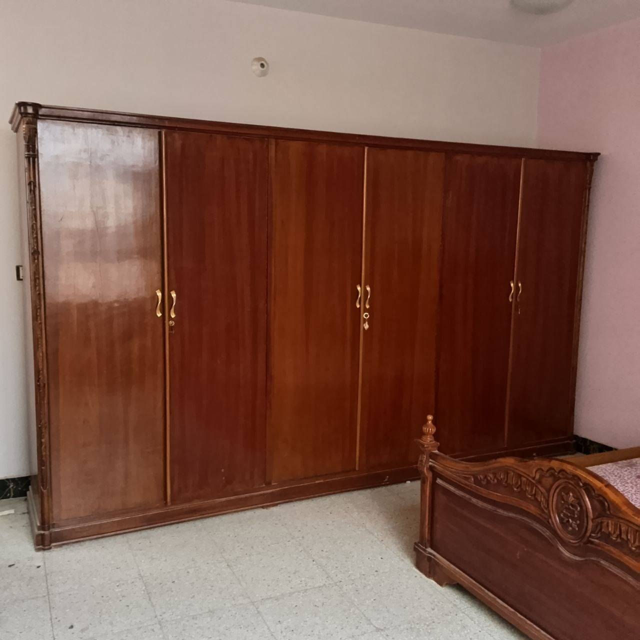 السلام عليكم غرفه تسكام نضيفه مابيه اي اضرار للبيع مكان ديوانيه ام الخيل سعر مليون وبيه مجال رقم صاحب لغرفه ***********
