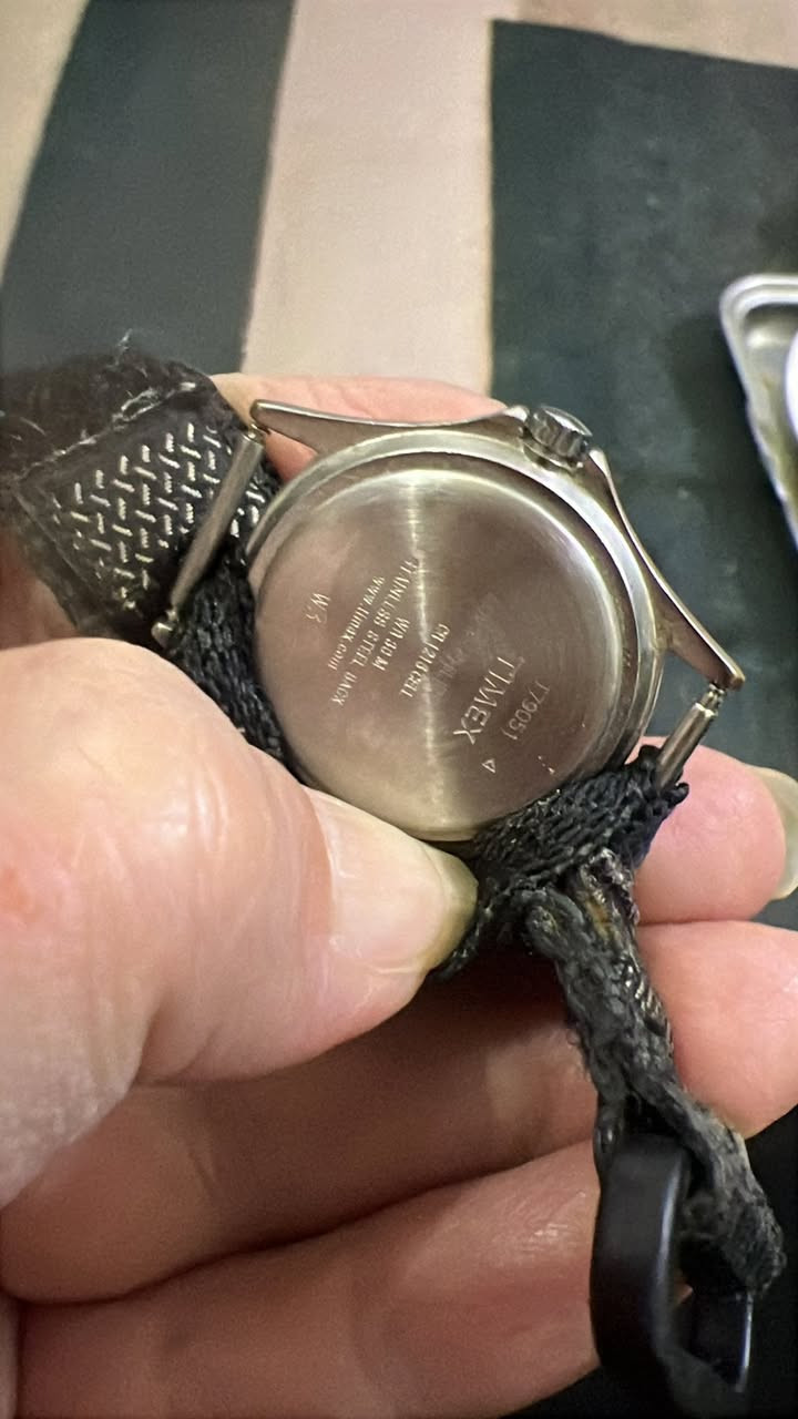 للبيع ساعة تايمكس (Timex) الاميركية
• الماركة: Timex Indiglo (أصلية 100%).
• الميزة: إضاءة ليلية كاملة (شغالة ونظيفة جداً).
• الحالة: نظيفة، مكينة أصلية، ومقاومة للماء 30 متر.
• الحزام: قماشي (فيلكرو) رياضي وعملي جداً.


**إذا كنت صاحب هذا الإعلان وتريد حذفه لأي سبب، رجاءا أرسل رسالة إلى الدعم الفني**