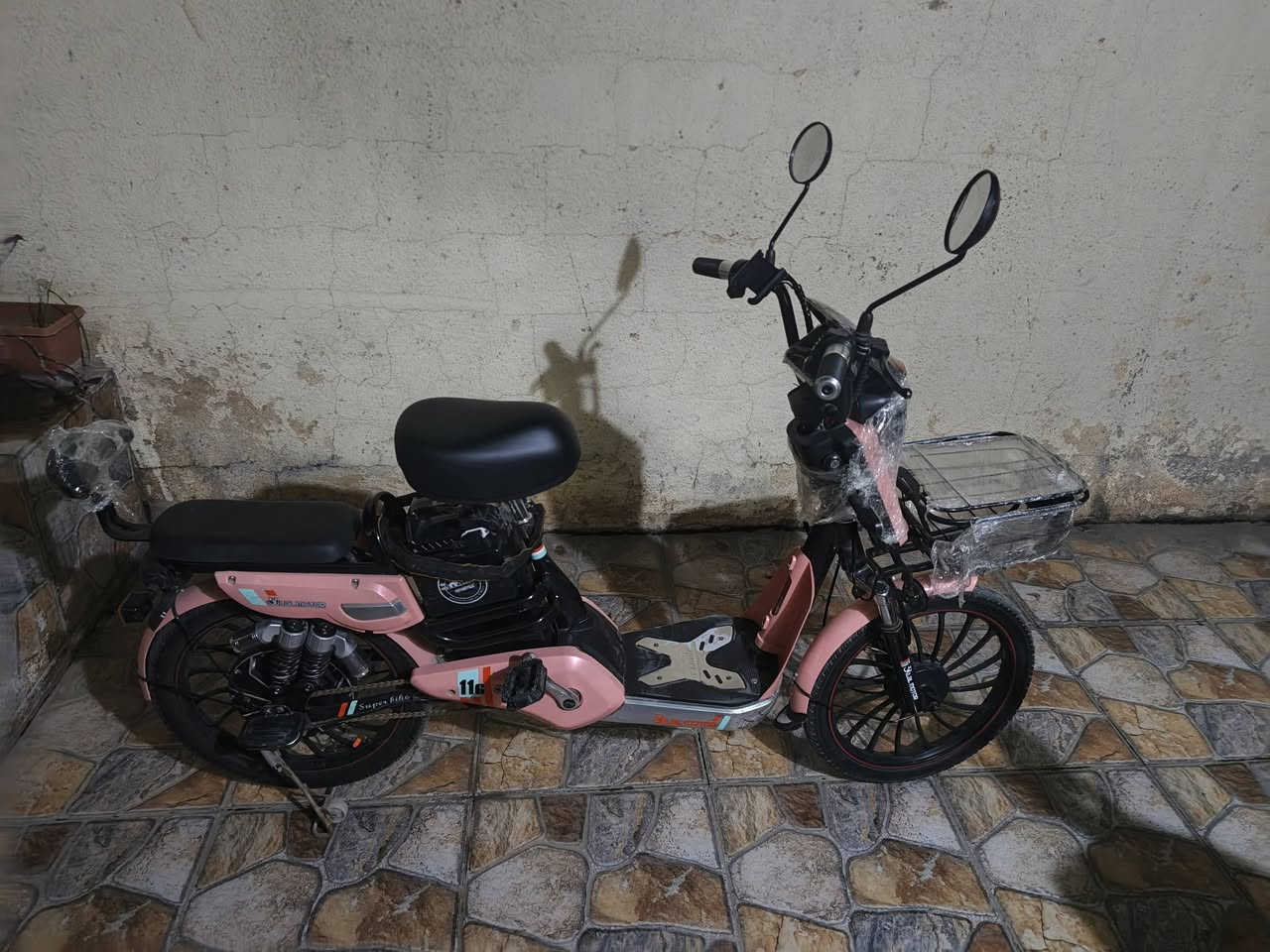 سلام عليكم.. شحن اربع بطاريات لون مميز وردي للبيع فول مواصفات  قفل تاير. قفل كشن. بلوتوث  البايسكل نضيف تاير جديد وبطاريات نضيفه سرعته  69 او70  السعر ٤٠٠ وبي مجال العنوان كركوك حي واسطي  رقم الهاتف ***********
